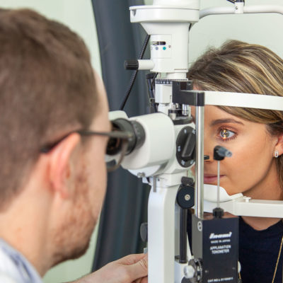 Quand faut-il consulter un ophtalmologue : 10 signes évidents