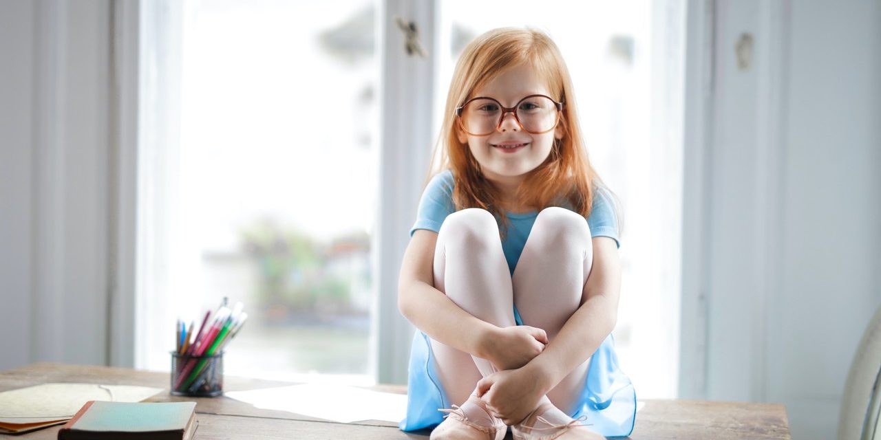Detection de la myopie chez l’enfant Jeune enfant avec des lunettes souriante avant sa detection de la myopie chez l'enfant
