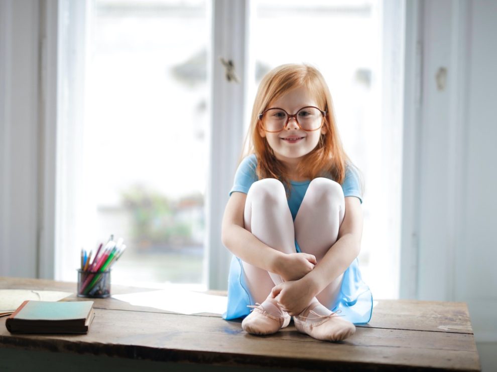 Detection de la myopie chez l’enfant Jeune enfant avec des lunettes souriante avant sa detection de la myopie chez l'enfant