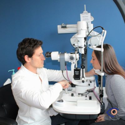 accueil-chirurgie-refractive-nimes Dr examinant une patiente avant une chirurgie réfractive au cabinet de Nîmes