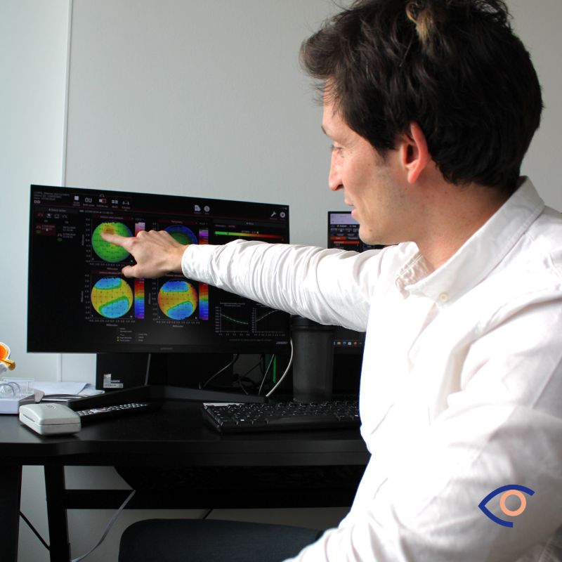 examen-chirurgie-refractive-nimes Dr montrant les résultat d'examens en vue de chirurgie refractive à nimes