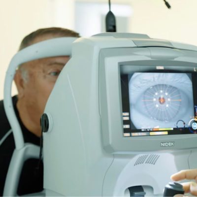 Examen de l'oeil au centre ophtalmologique de remoulins on voit la machine et l'image de l'oeul