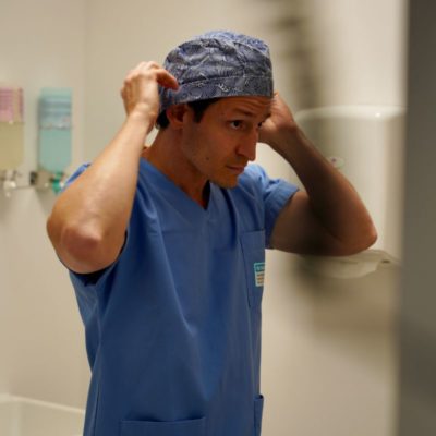 Le Dr Bachouchi se préparant pour entrer dans le bloc pour une opération de chirurgie refractive