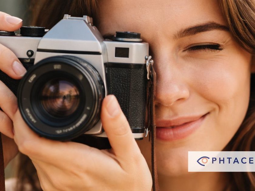 oeil-dominant Femme tenant un appareil photo devant son oeil dominant pour mieux cadrer