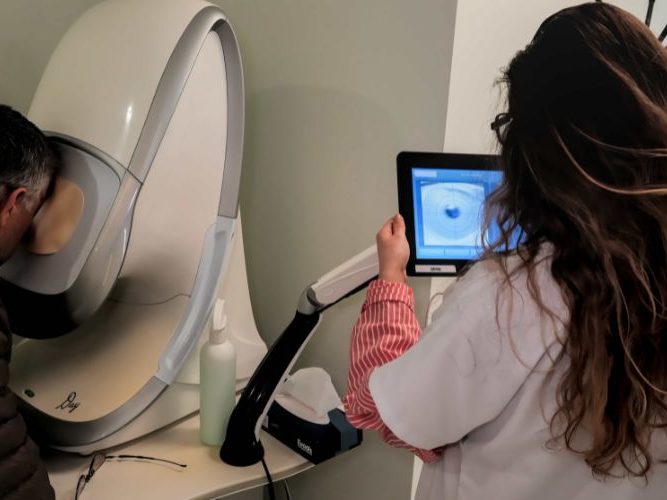 patient en consultation ophtalmologique chez ophtacenter dans le gard suite à un rendez-vous rapide