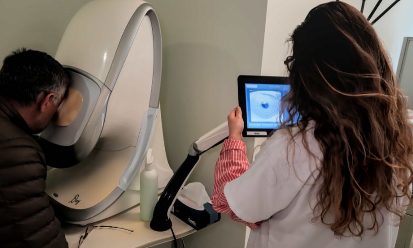 patient en consultation ophtalmologique chez ophtacenter dans le gard suite à un rendez-vous rapide