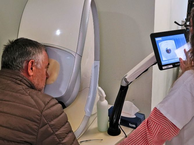 retinographie-nimes-centreville Patient accompagné d'un ortoptiste pour effectué une retinographie dans le cadre de son bilan de la vue dans notre centre ophtalmologique situé au centre ville de Nîmes