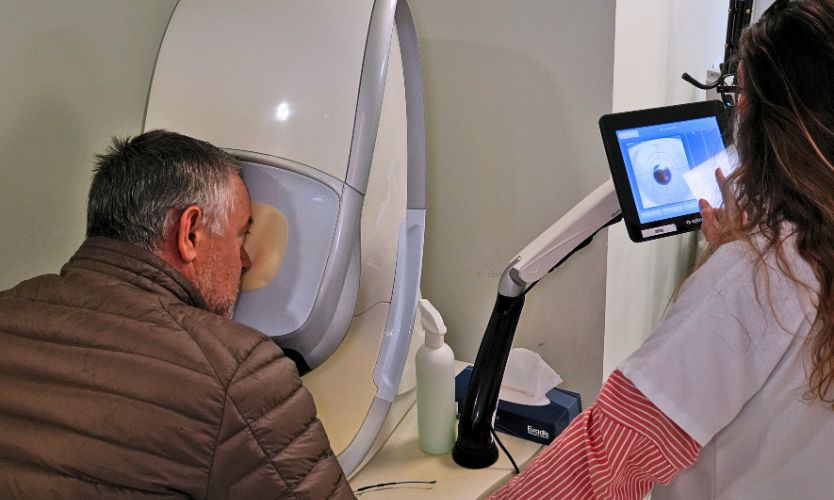 retinographie-nimes-centreville Patient accompagné d'un ortoptiste pour effectué une retinographie dans le cadre de son bilan de la vue dans notre centre ophtalmologique situé au centre ville de Nîmes
