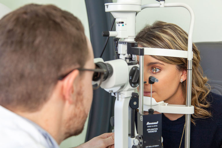 Lire la suite à propos de l’article Quand faut-il consulter un ophtalmologue : 10 signes évidents